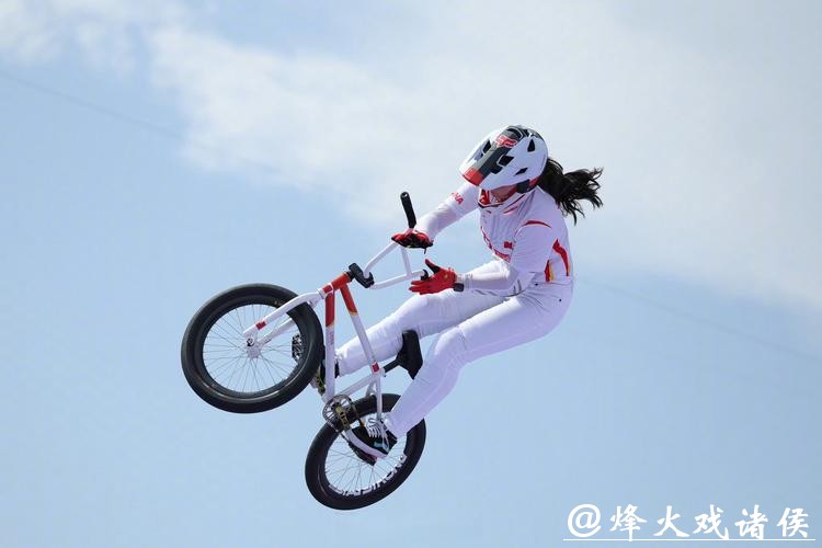 11岁“小孩姐”国际小轮车赛夺冠 脚踝带伤仍苦练 每日转车把一千次